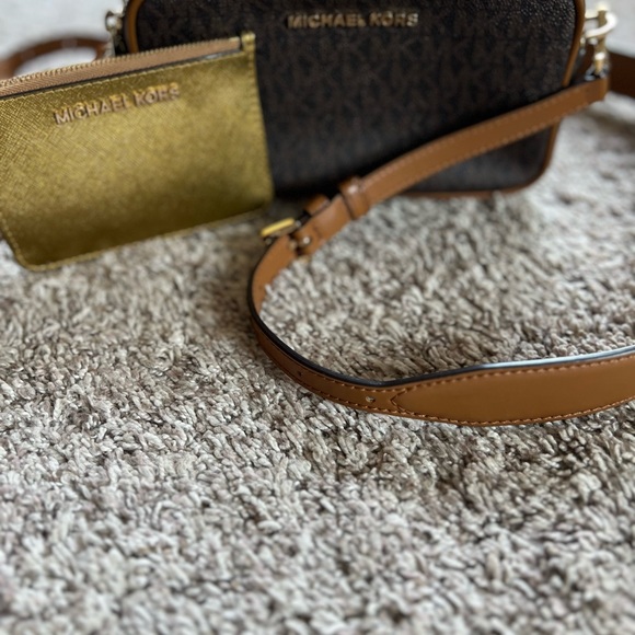 Michael Kors handbag  & small wallet- crossover-in EXCELLENT condition - Picture 4 of 7